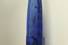 Massiv, djupt blåfärgad glasskulptur av Bertil Vallien. Höjd: 44 cm.