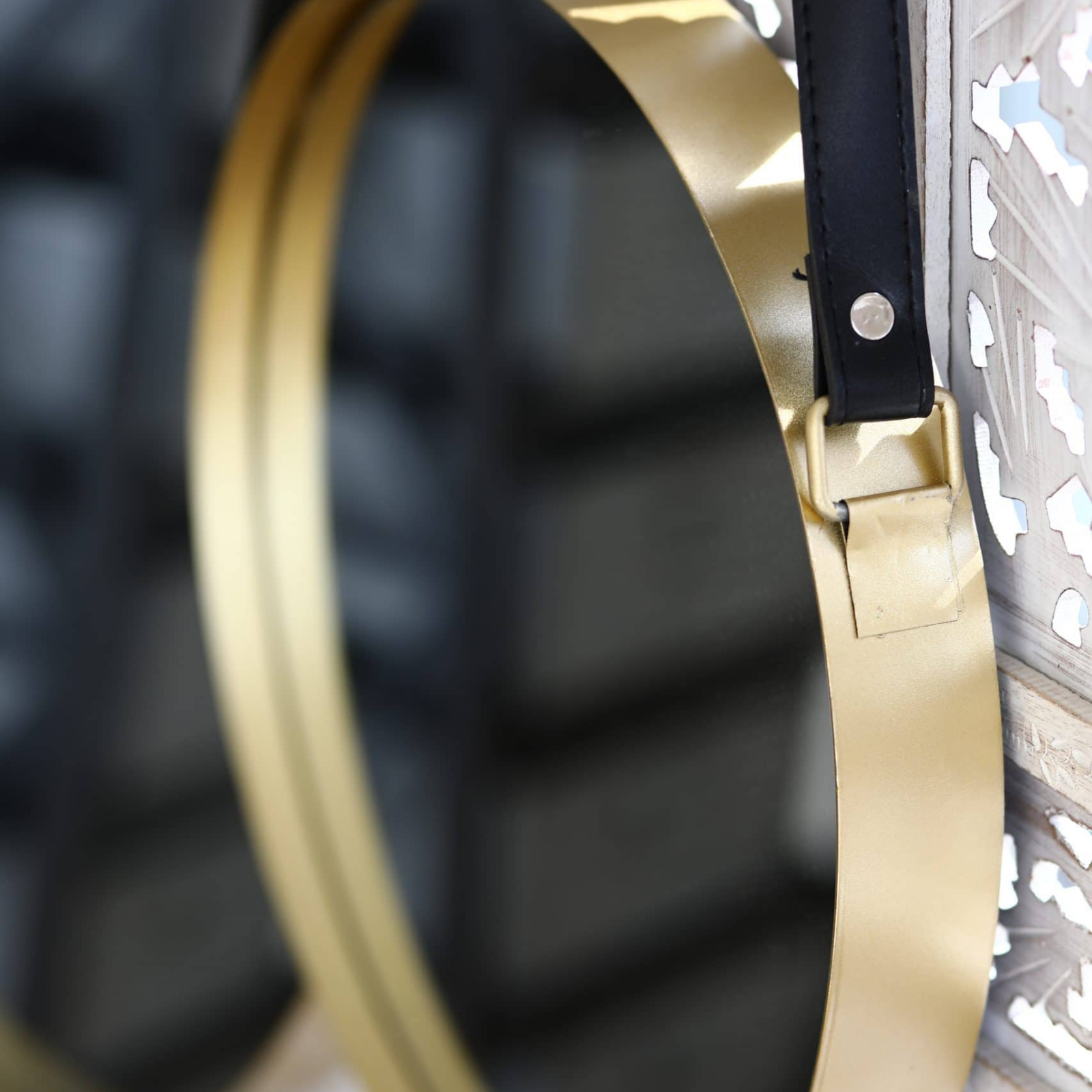 Rund spegel med rem guld