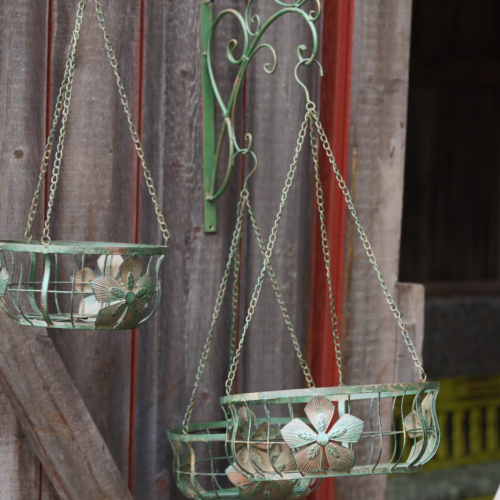 Ampel / hängkorg i grönt smide blomma