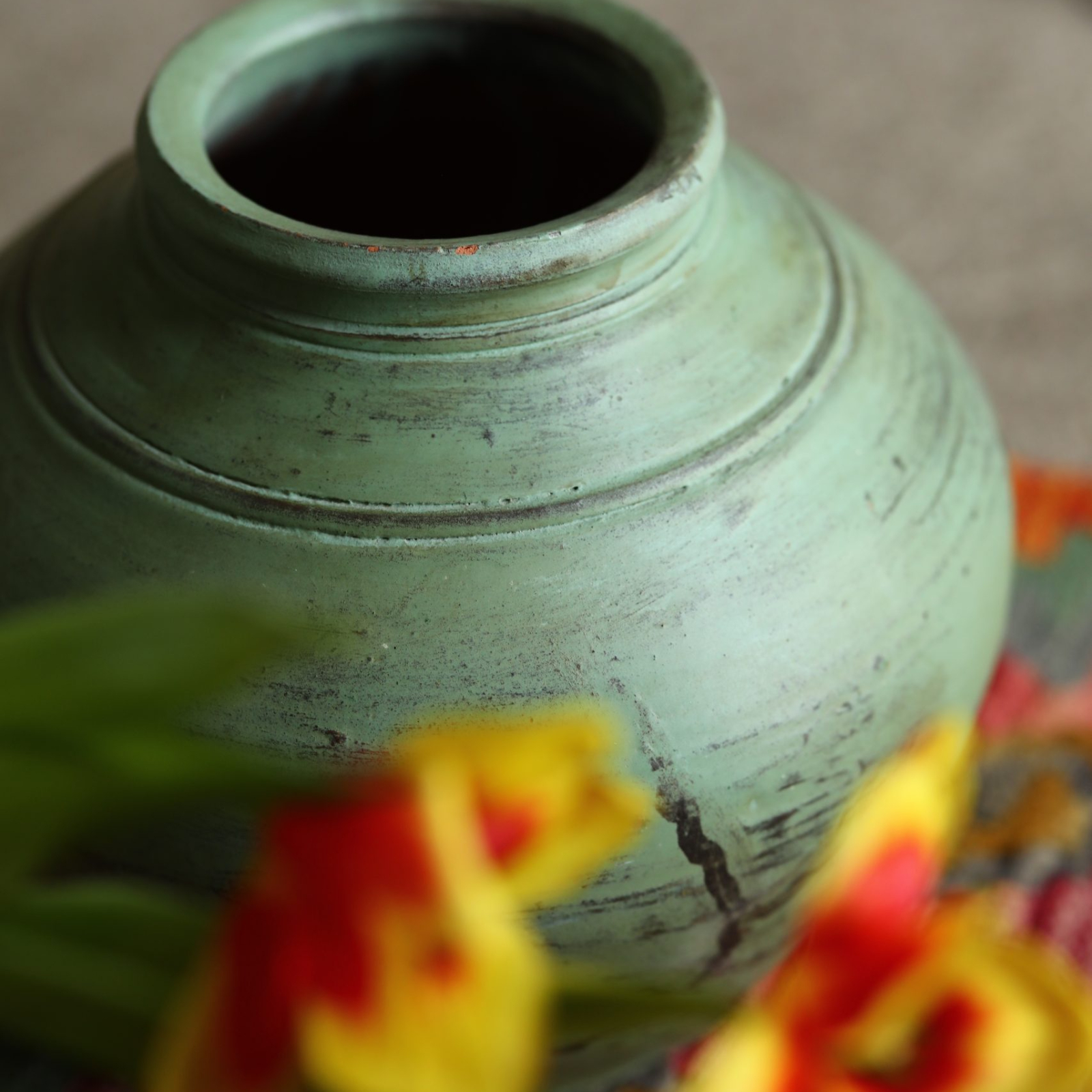 Urna i lindblomsgrönt