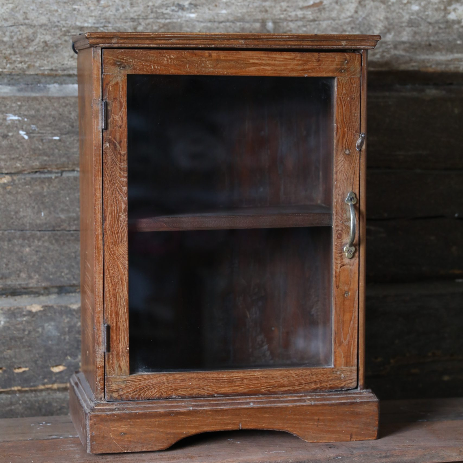 Litet vitrinskåp / väggskåp vintage