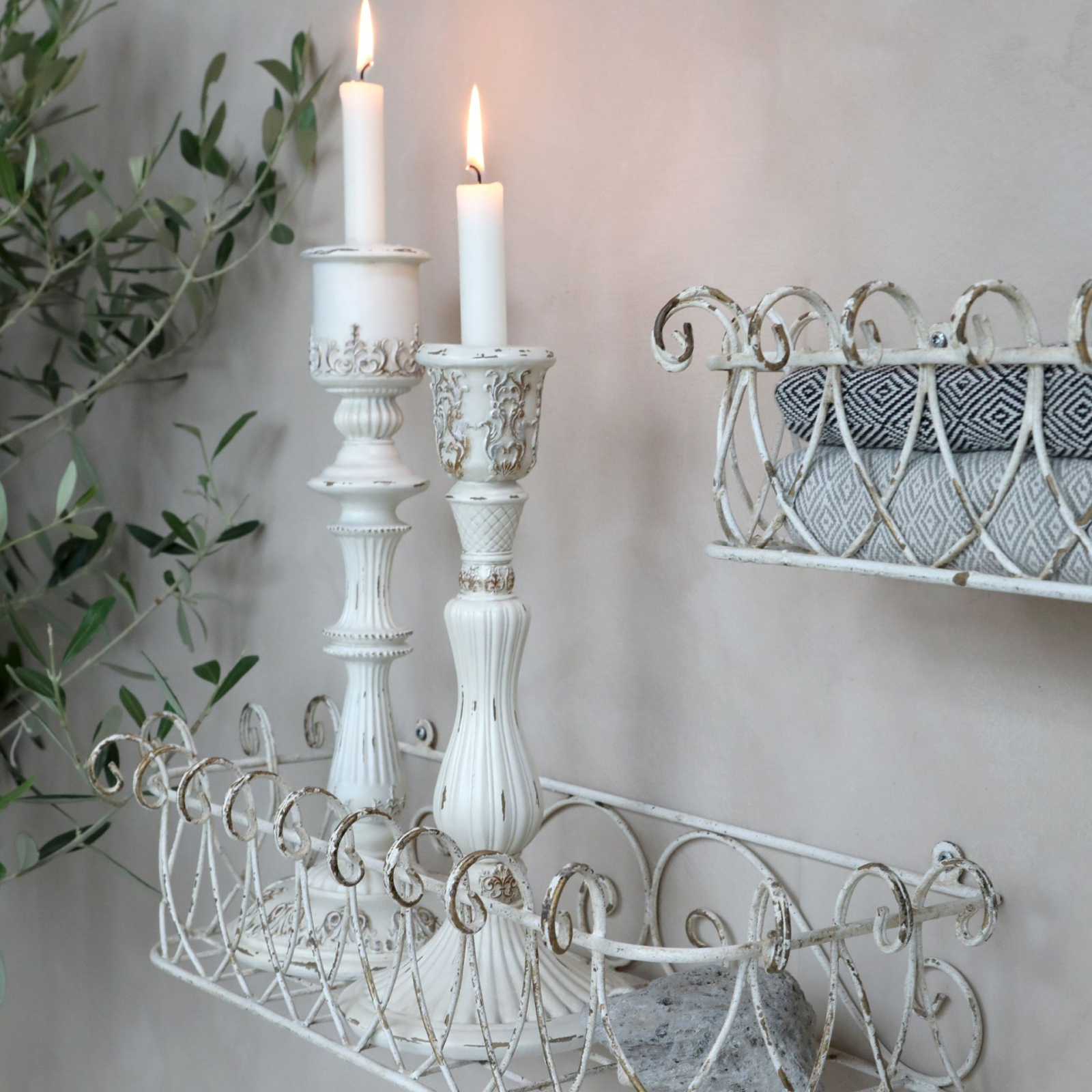 Sirlig vägghylla i metall