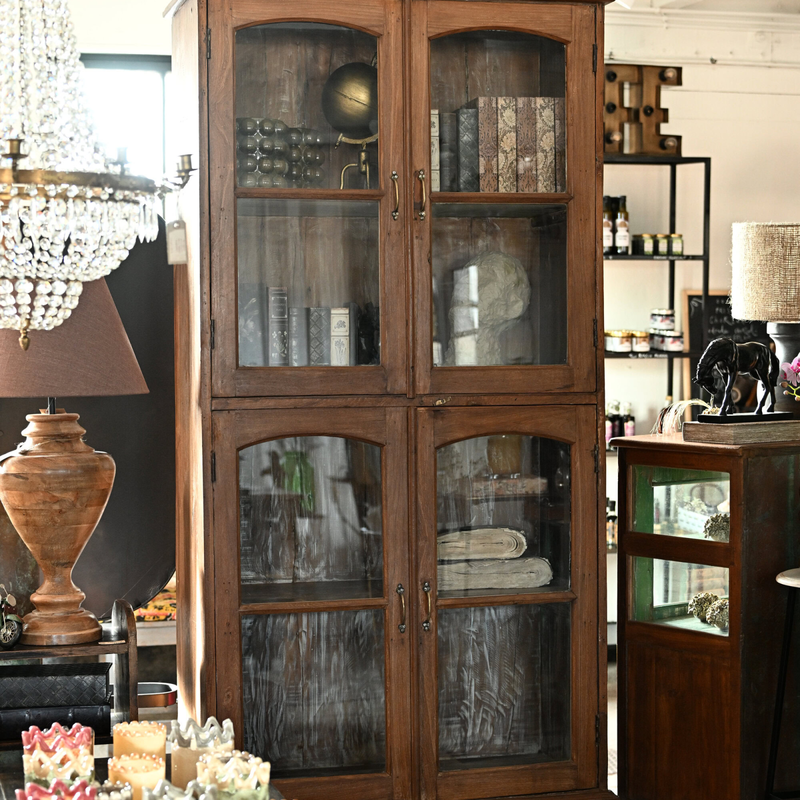 Vitrinskåp med välvda dörrar höjd 214 cm