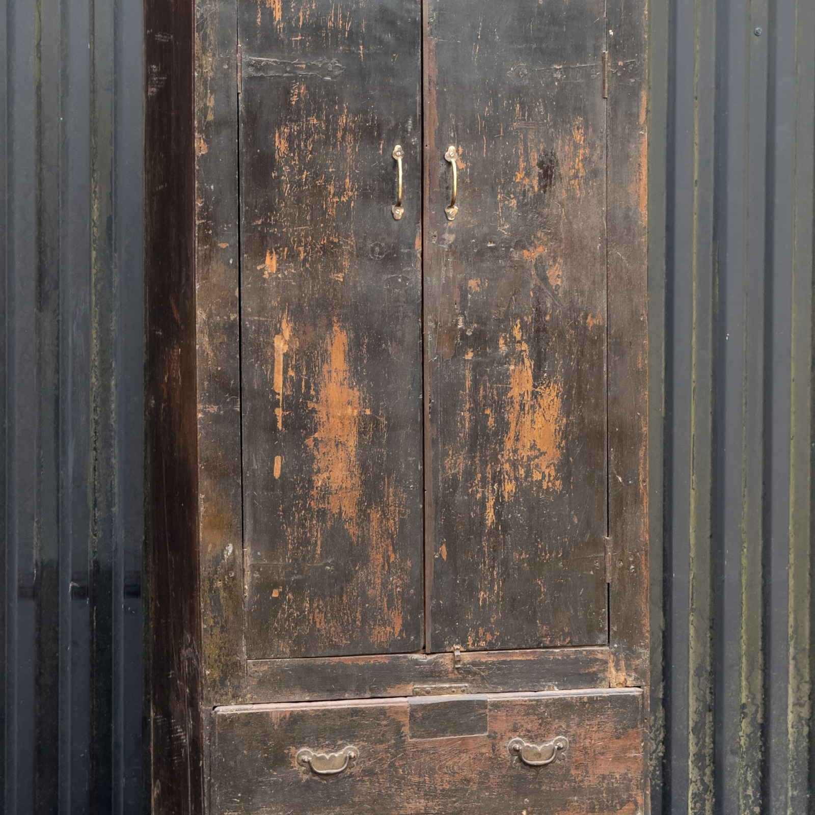 Gammalt klädskåp i svart