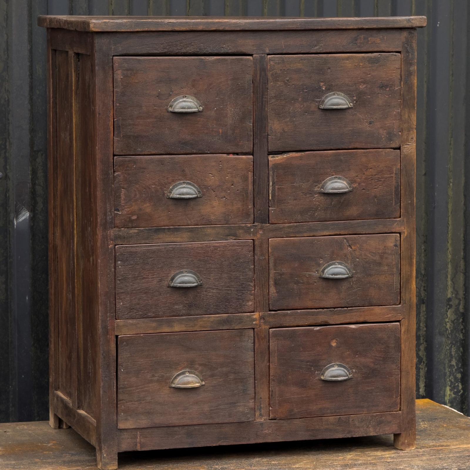 Byrå / köpmansdisk åtta lådor