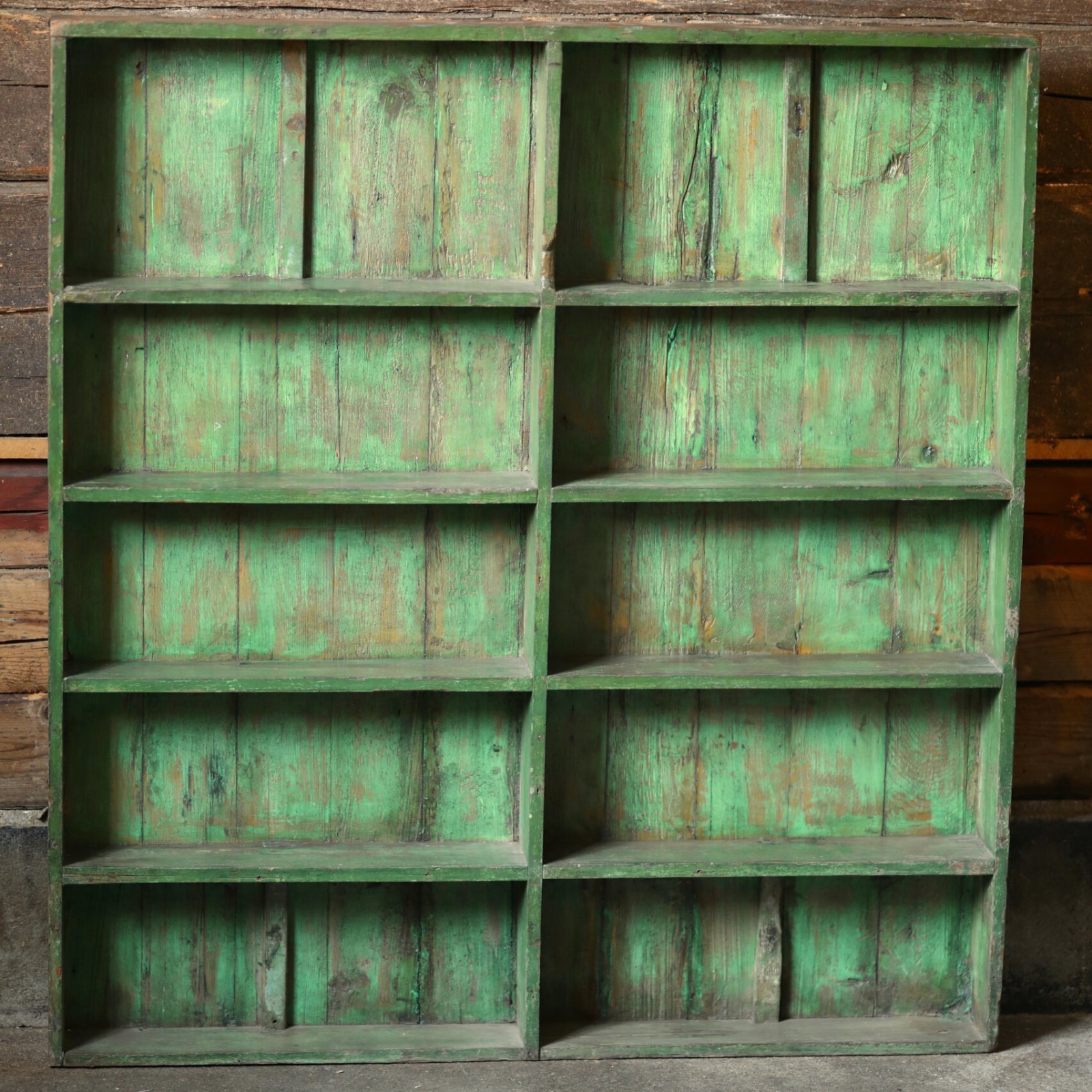 Stor gammal vägghylla