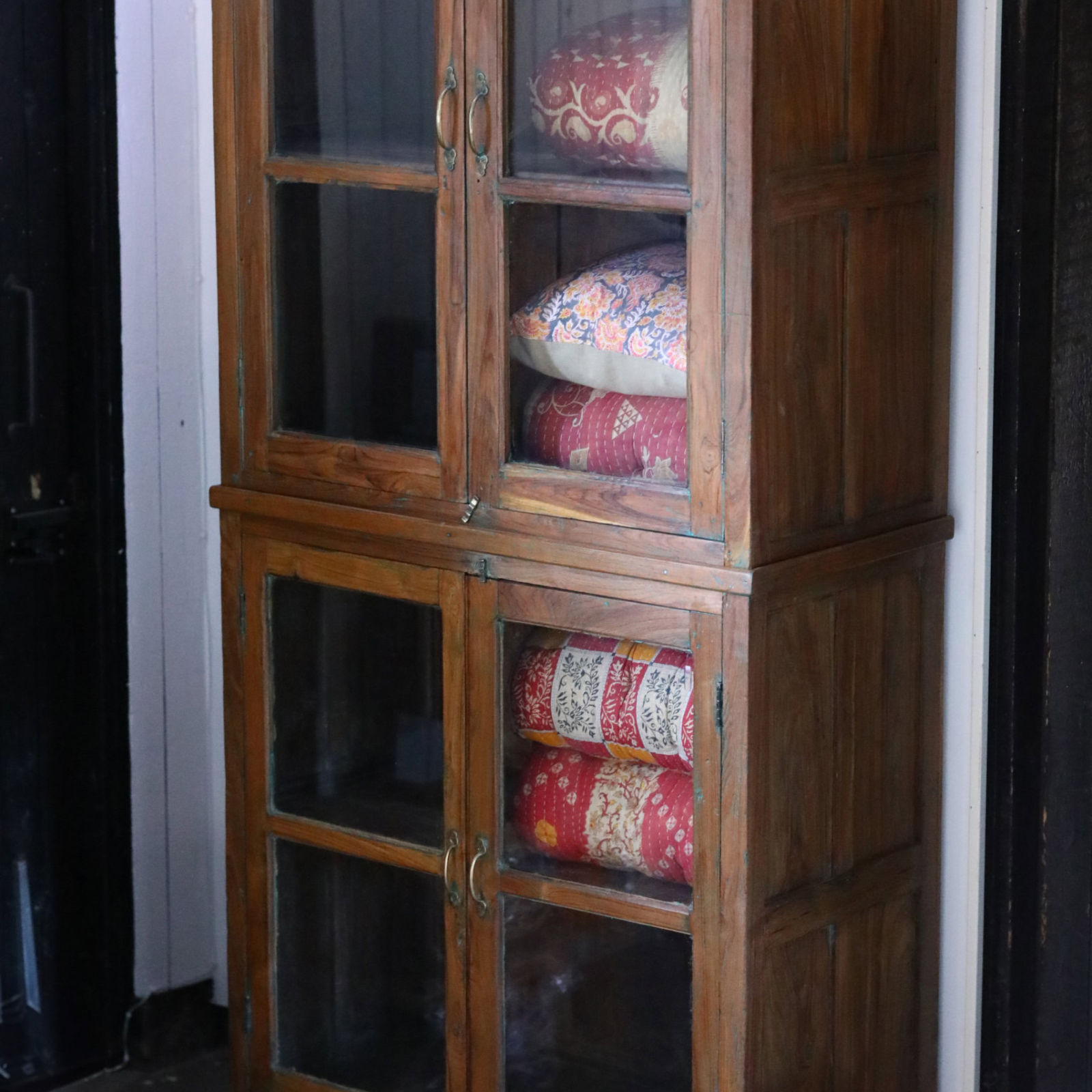 Vitrinskåp med dubbla dörrpar