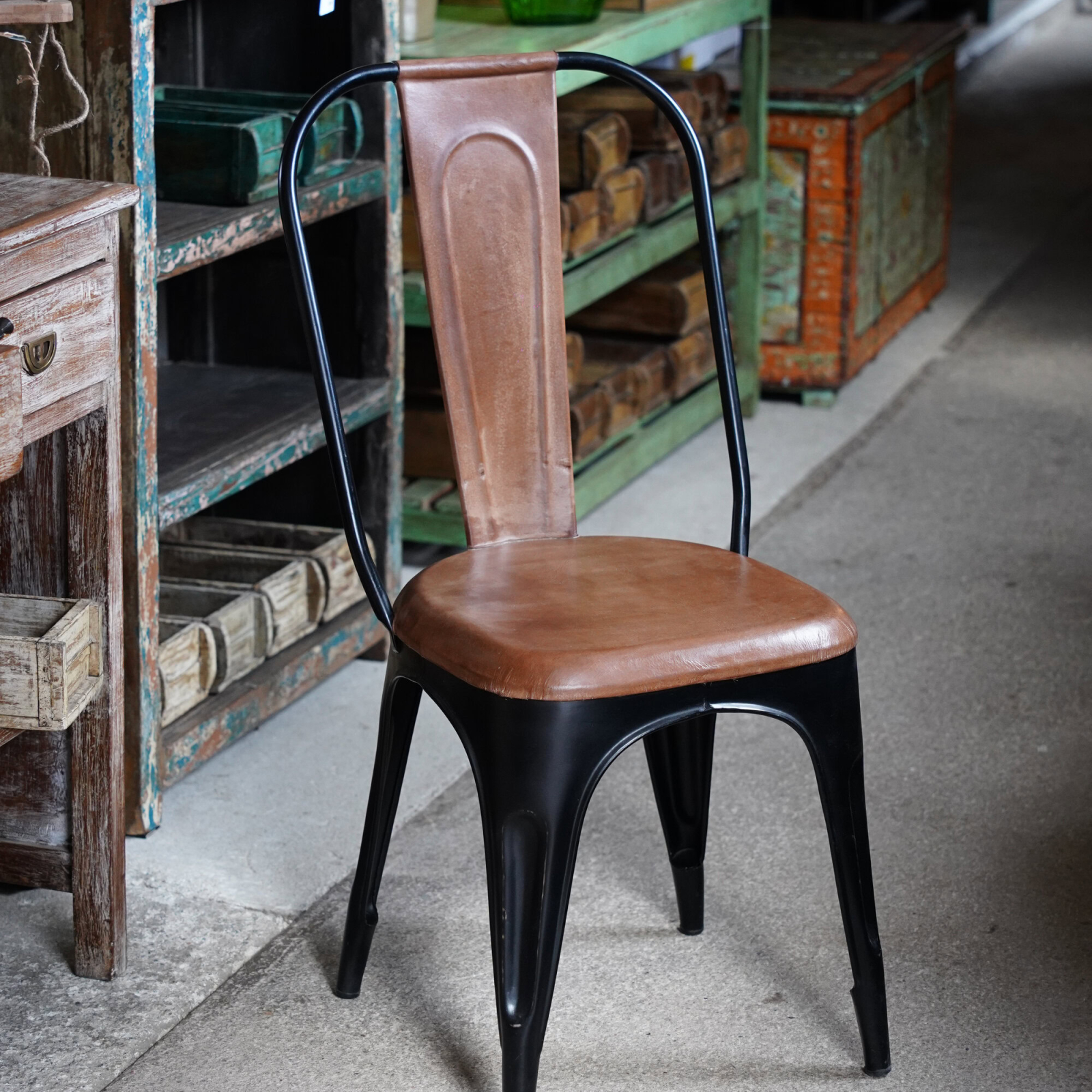 Plåtstol i svart läderklädd