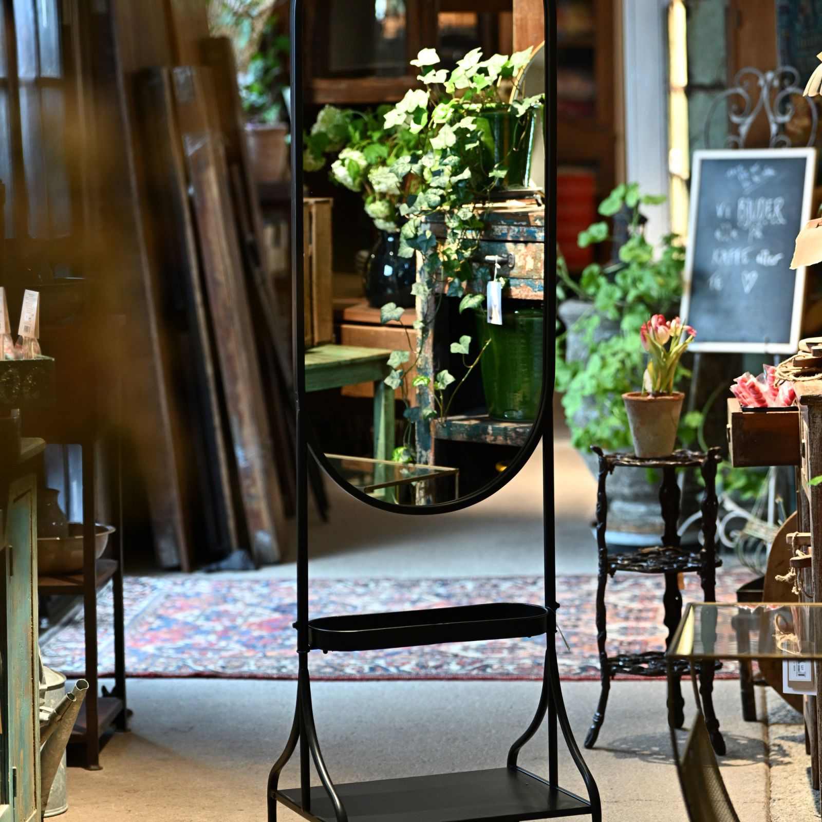 Golvspegel metall med hyllor