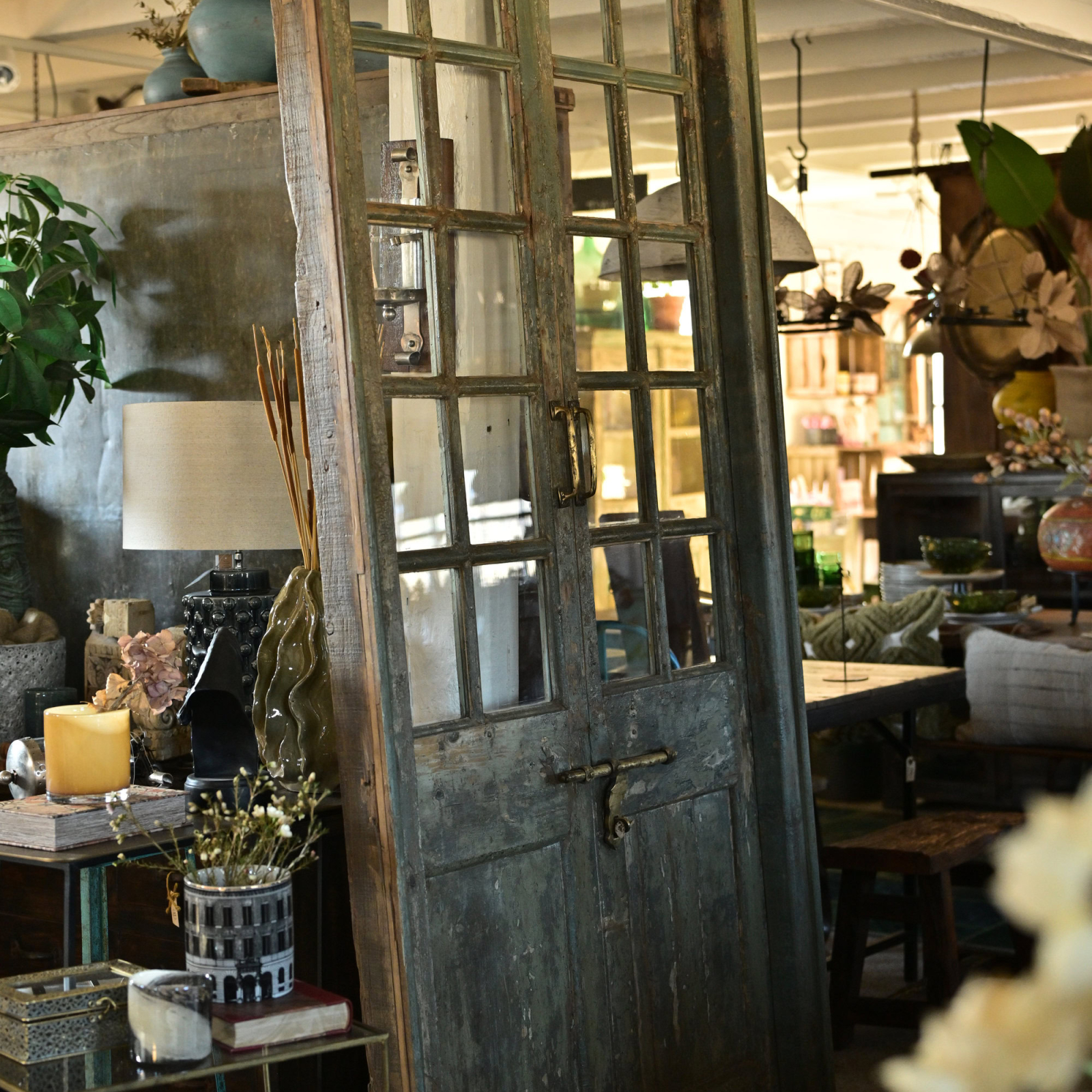 Dubbeldörr / gammal port med karm