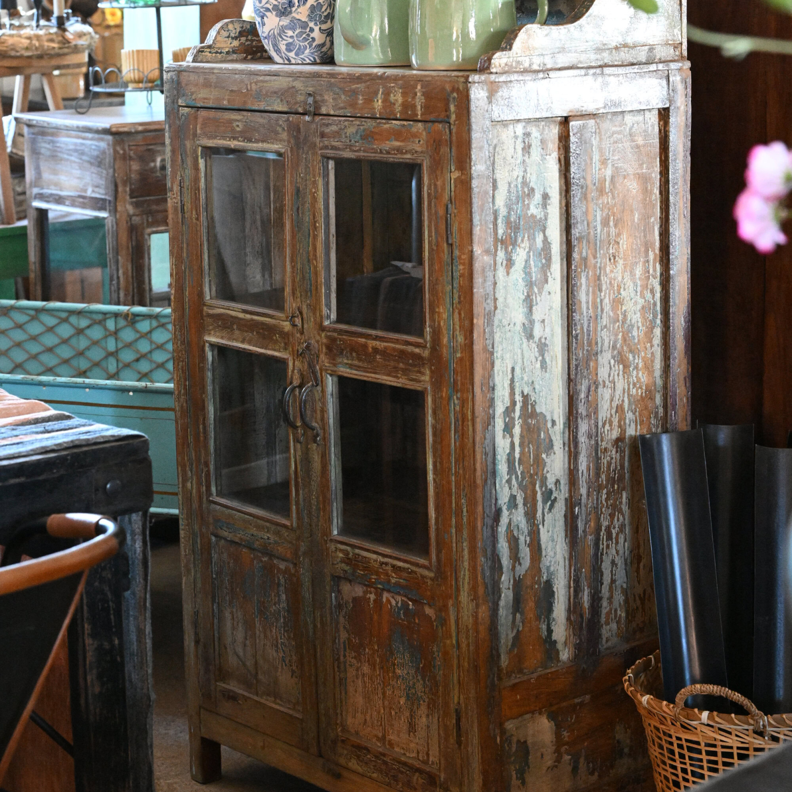 Vitrinskåp vintage med färgskav