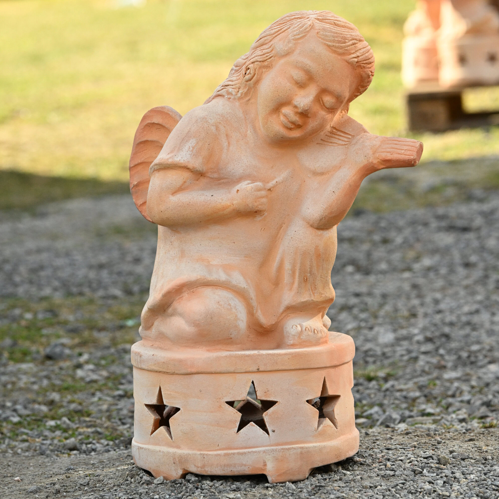 Staty ängel i terrakotta Violinisten