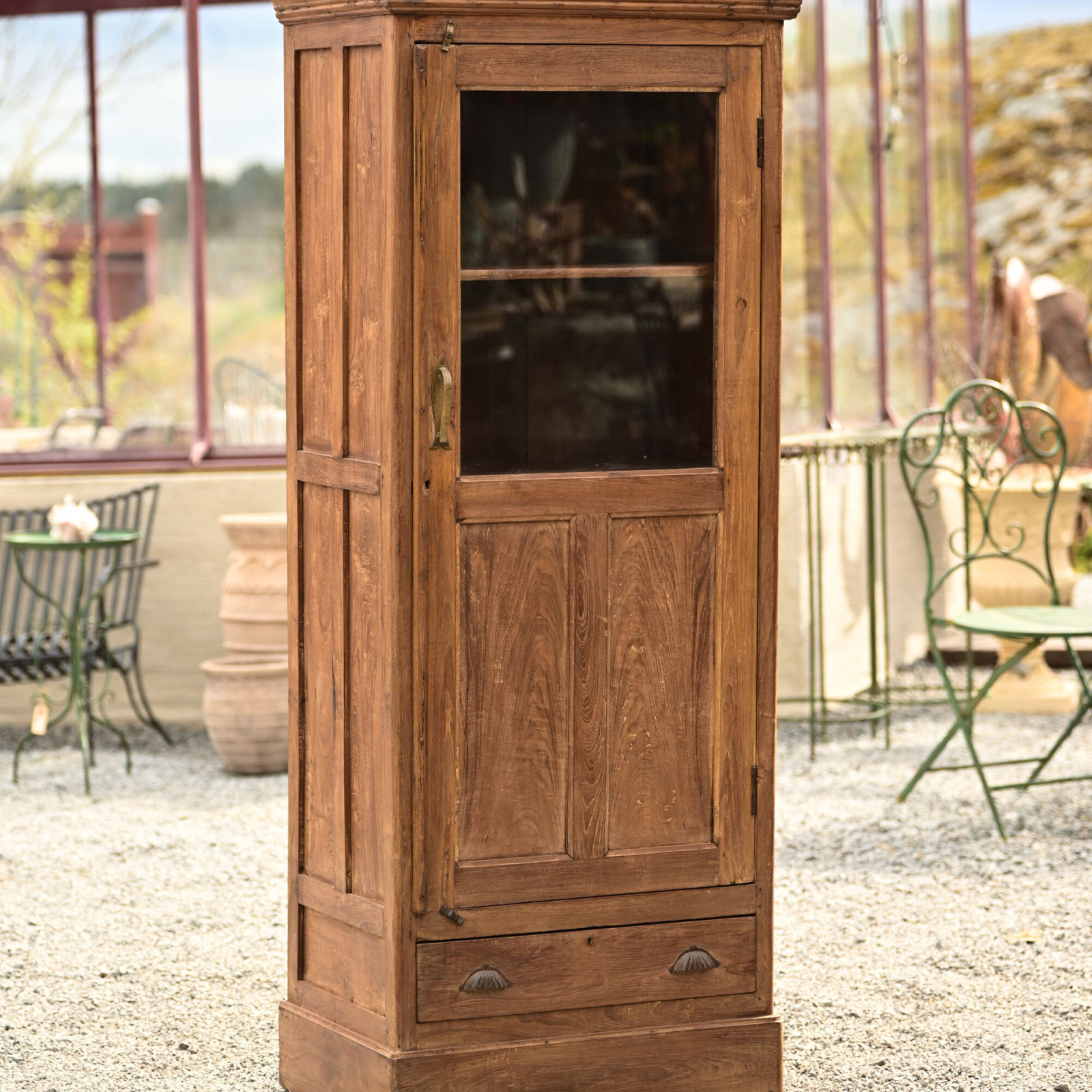 Stilrent vitrinskåp med singeldörr