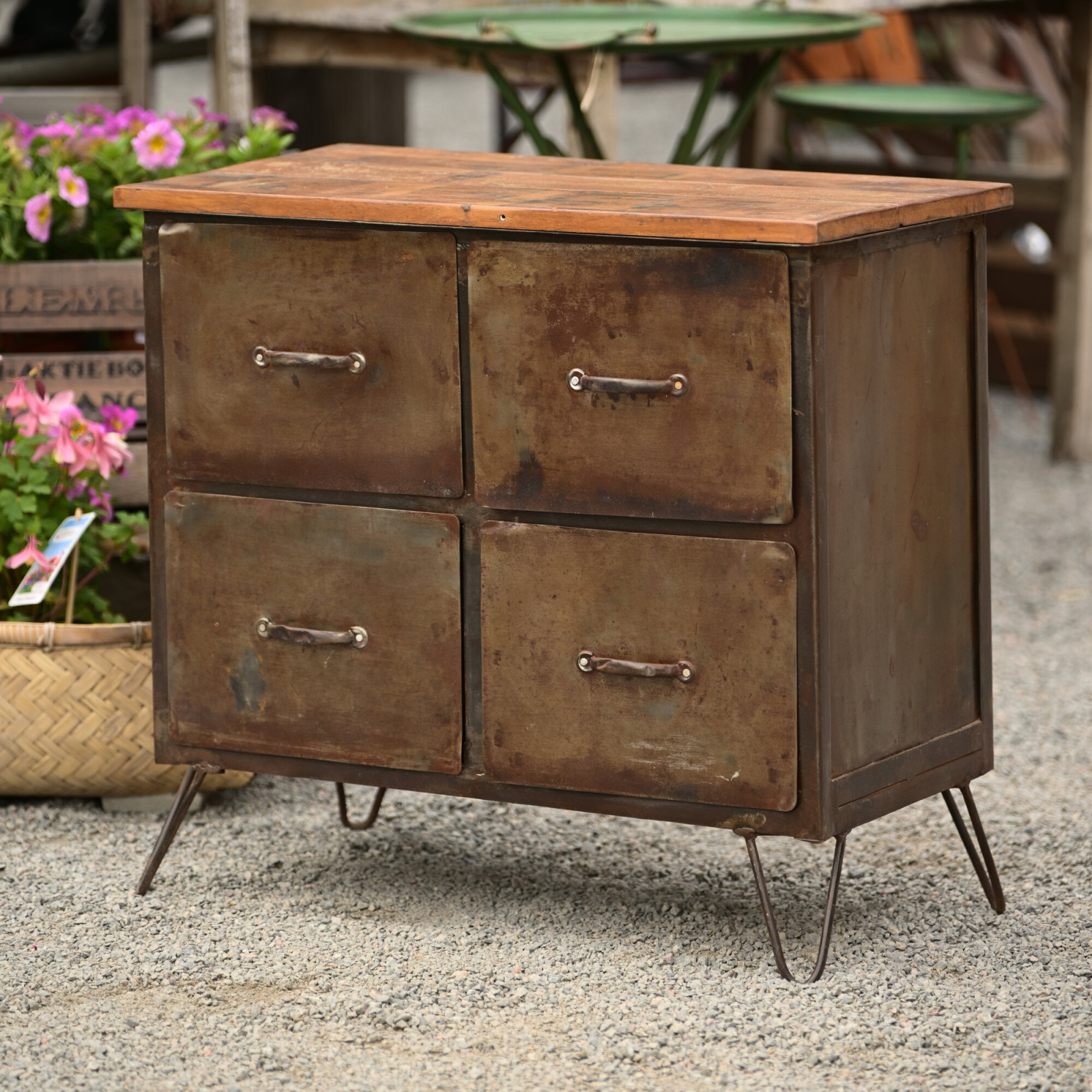 Metallbyrå med träskiva