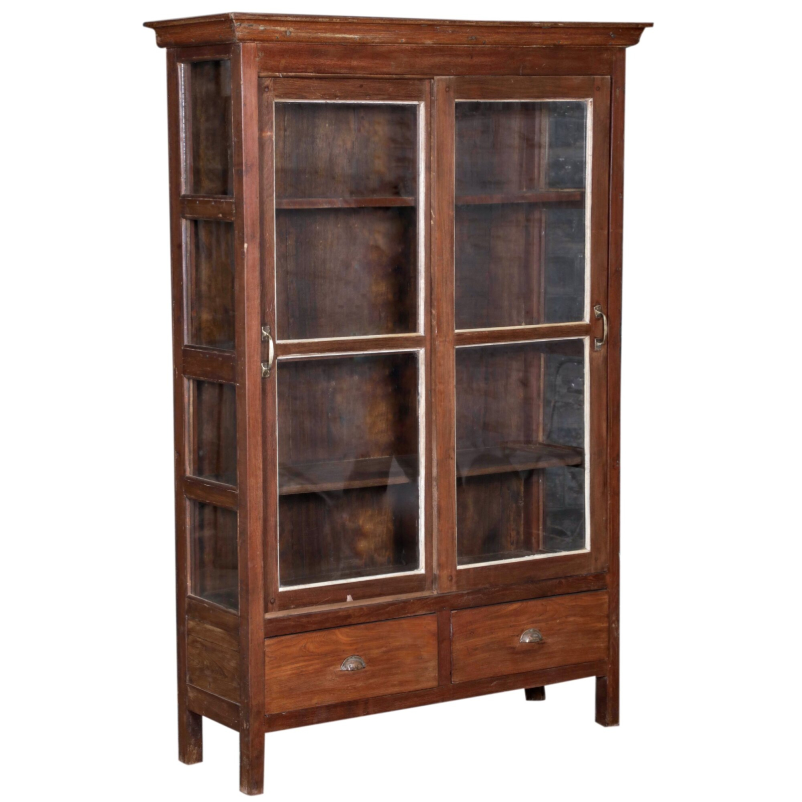 Stort vitrinskåp med skjutdörrar