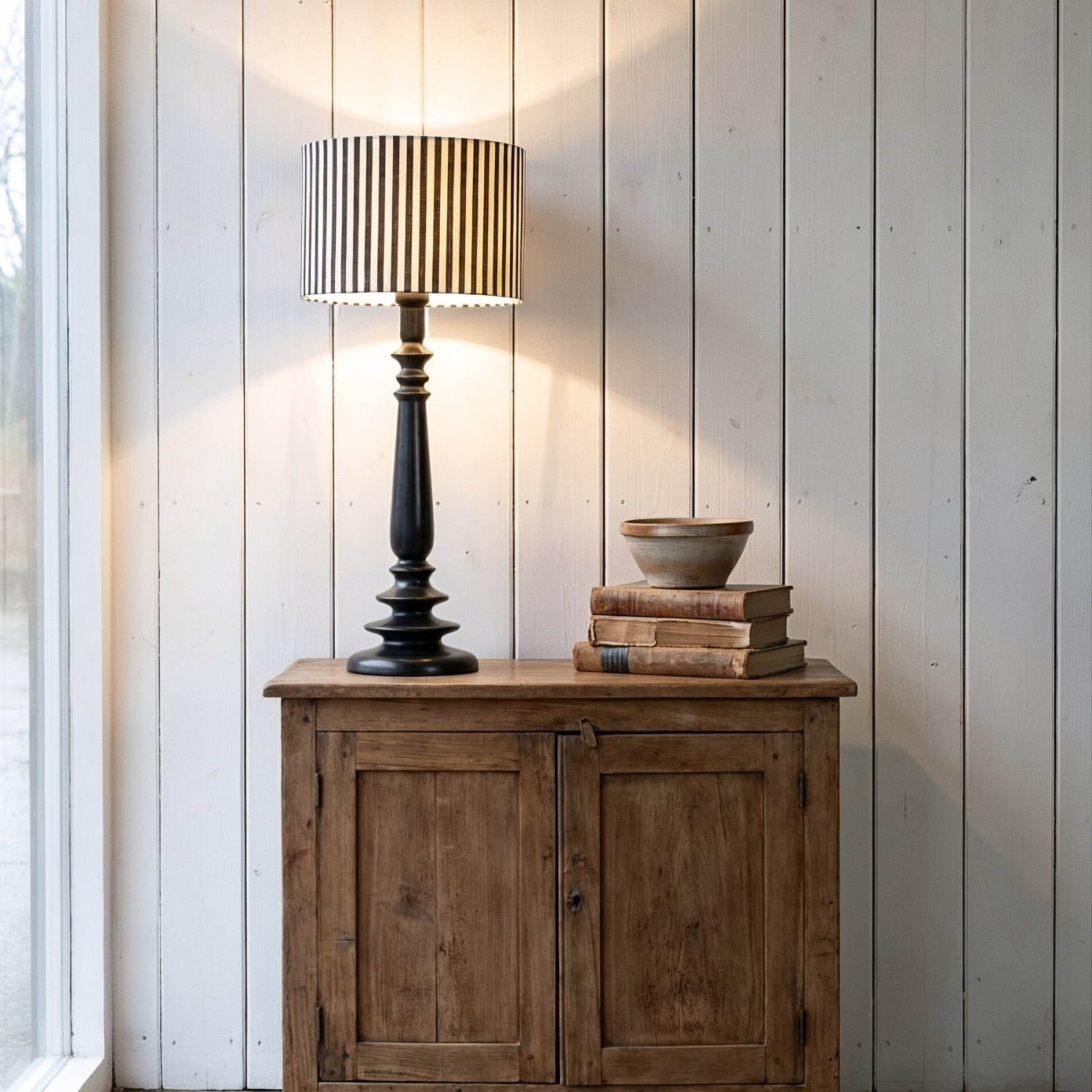 Bordslampa svarvat trä / svarvad trälampa H57 cm svart