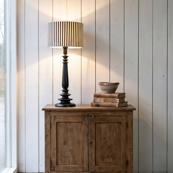 Bordslampa svarvat trä / svarvad trälampa H57 cm svart