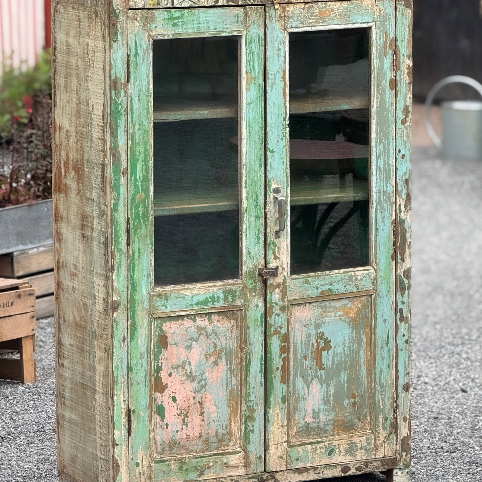 Vitrinskåp vintage med grön patinering
