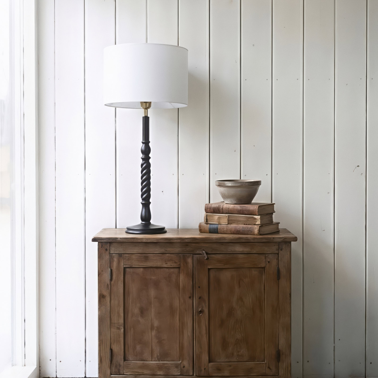 Bordslampa svarvat trä / svarvad trälampa svart