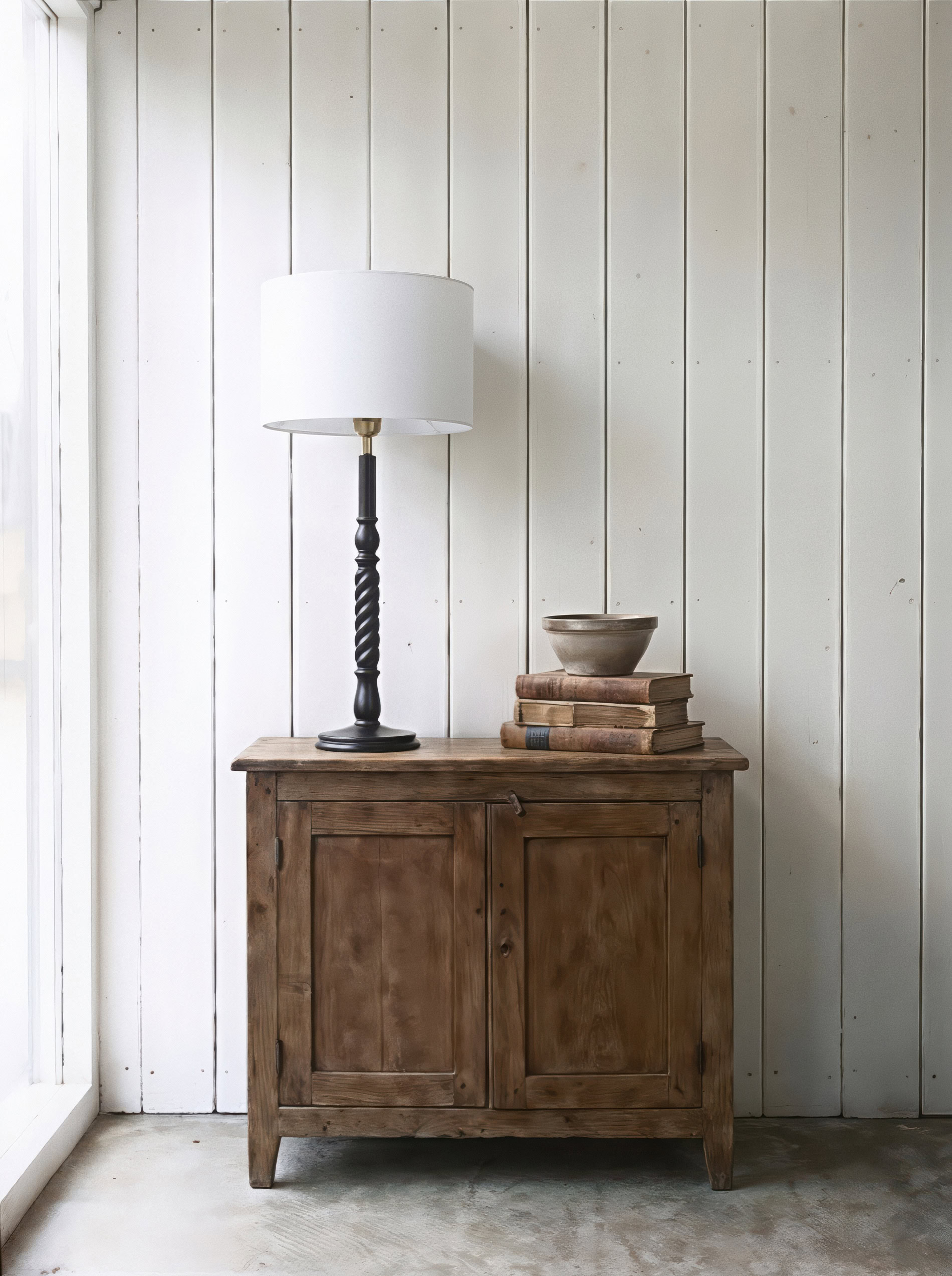 Bordslampa svarvat trä / svarvad trälampa svart