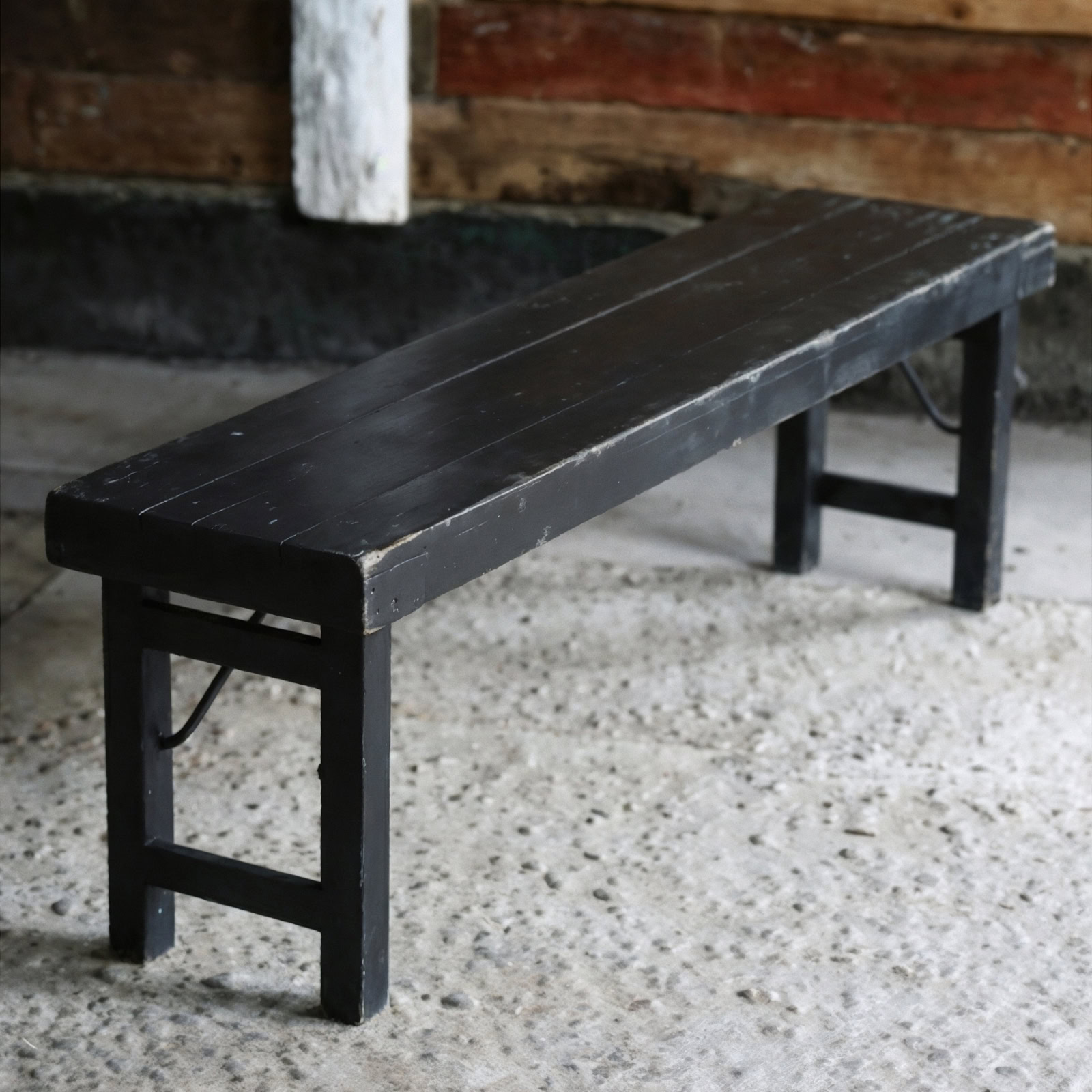 Träbänk återbrukat trä svart