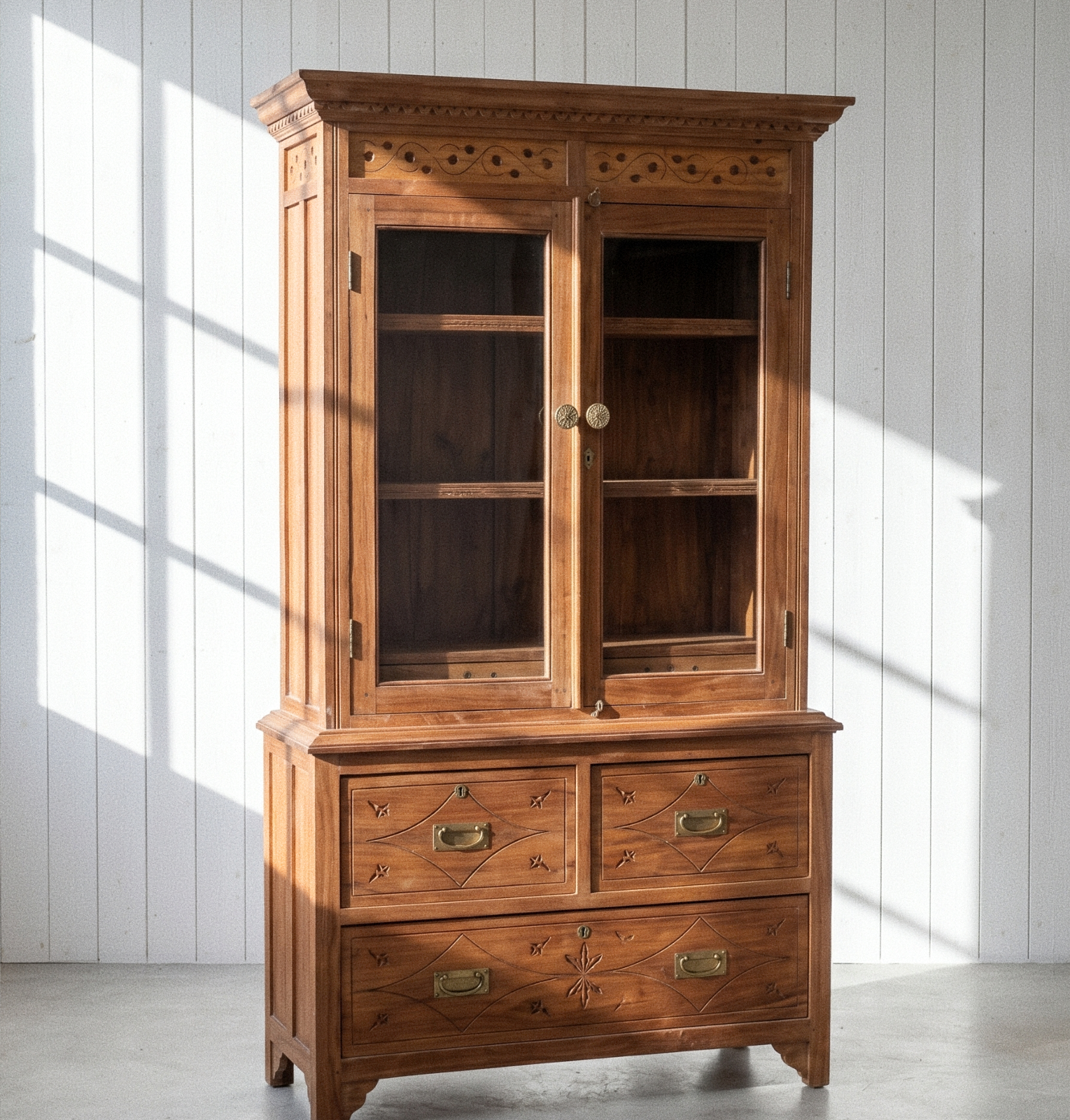Vitrinskåp vintage med lådor
