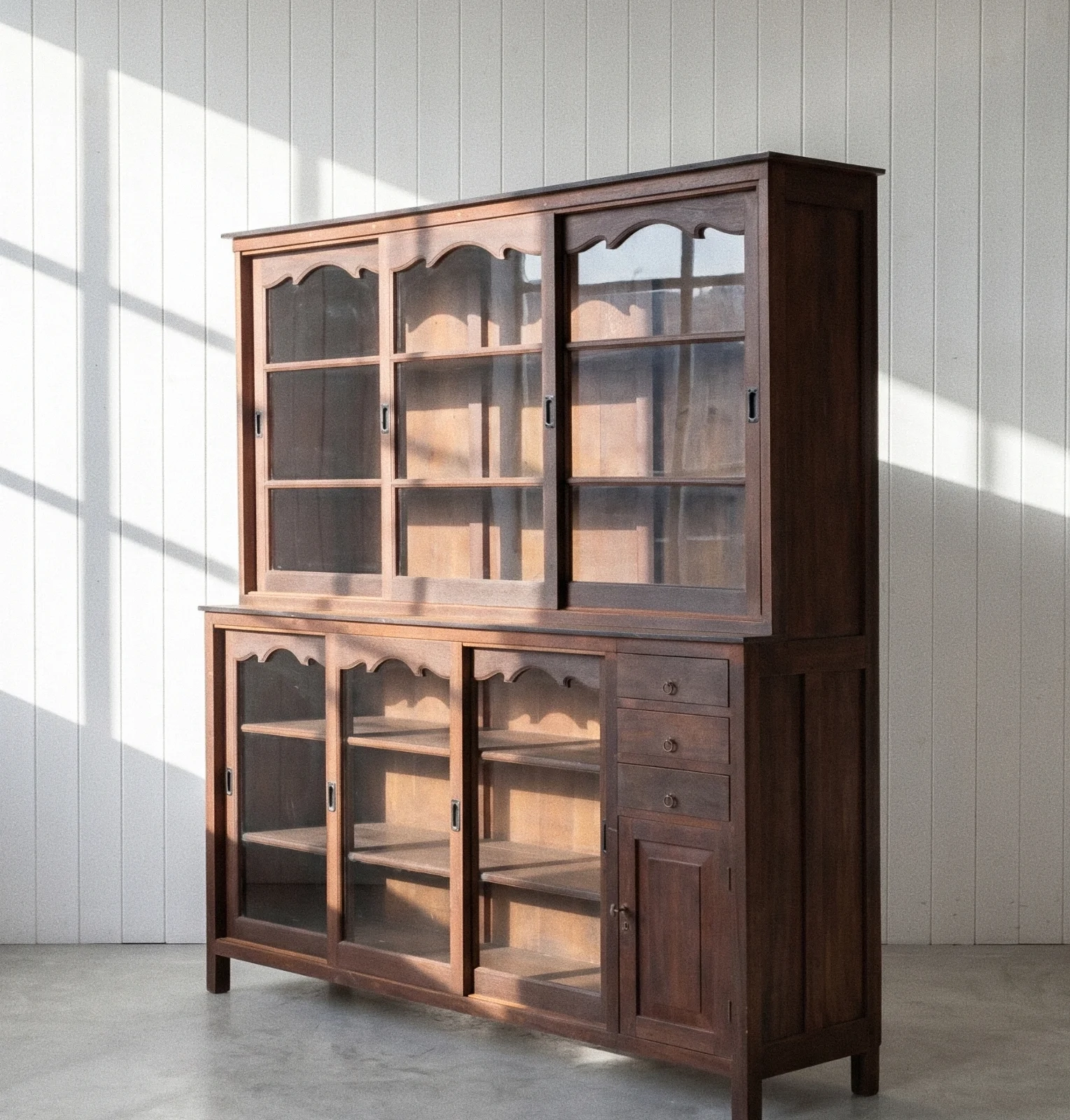 Serveringsskåp / stort vitrinskåp vintage H200 cm