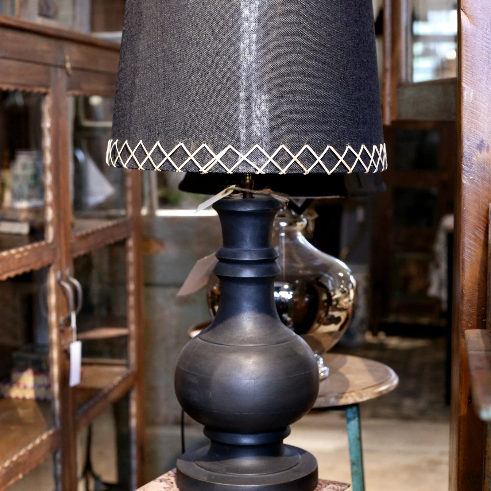 Bordslampa svarvat trä / svarvad trälampa H38 cm svart