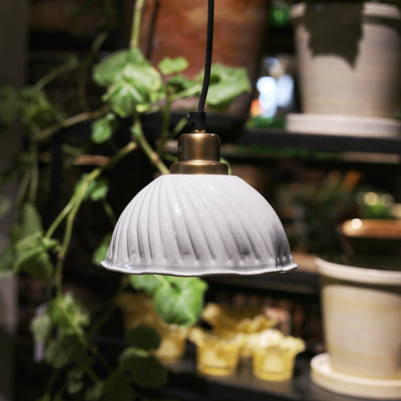 Liten taklampa veckad vit