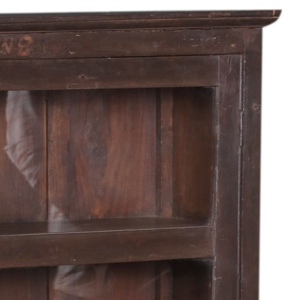 Detalj övre hörn – Vitrinskåp vintage DZ-001553