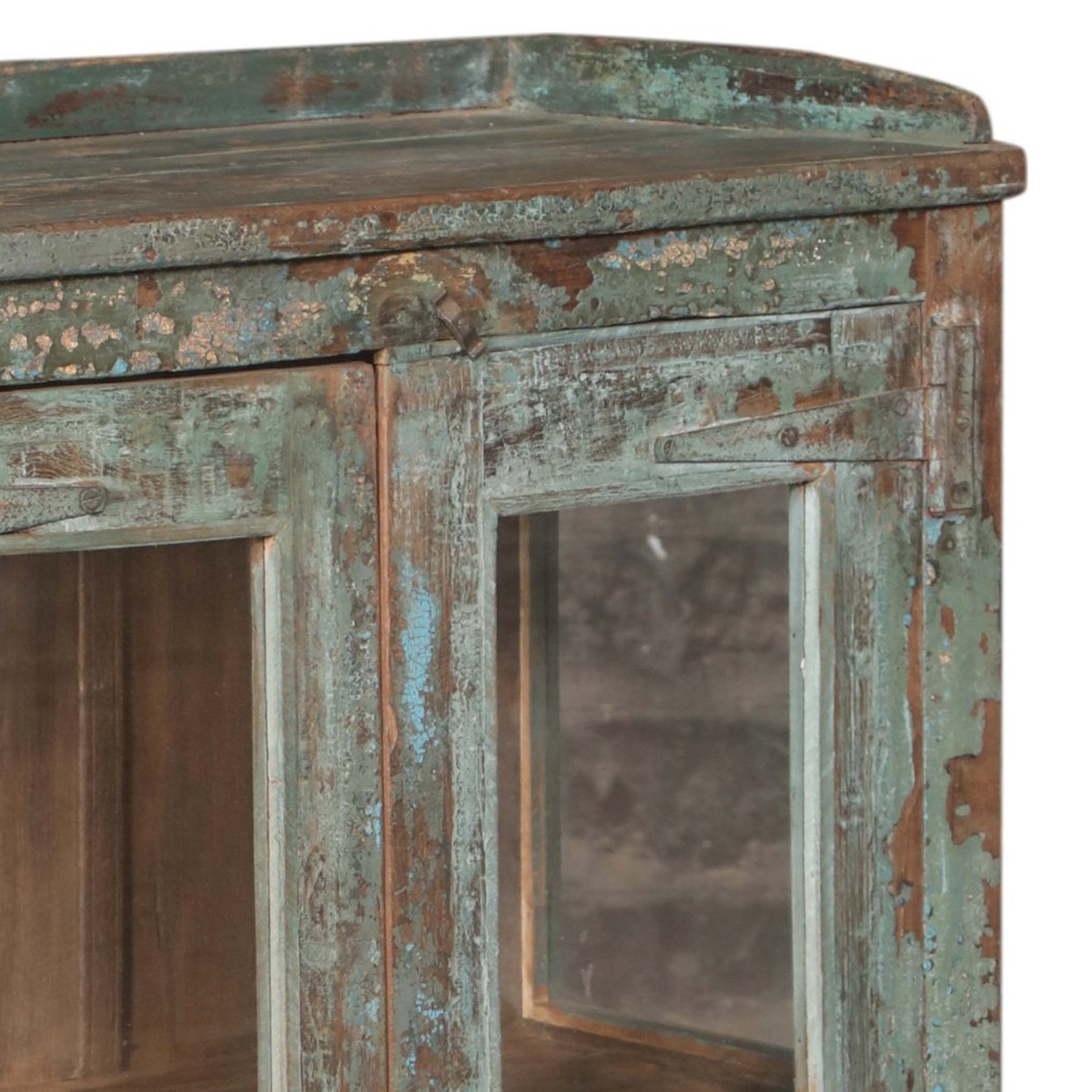 Detalj övre hörn – Vitrinskåp vintage DZ-001554