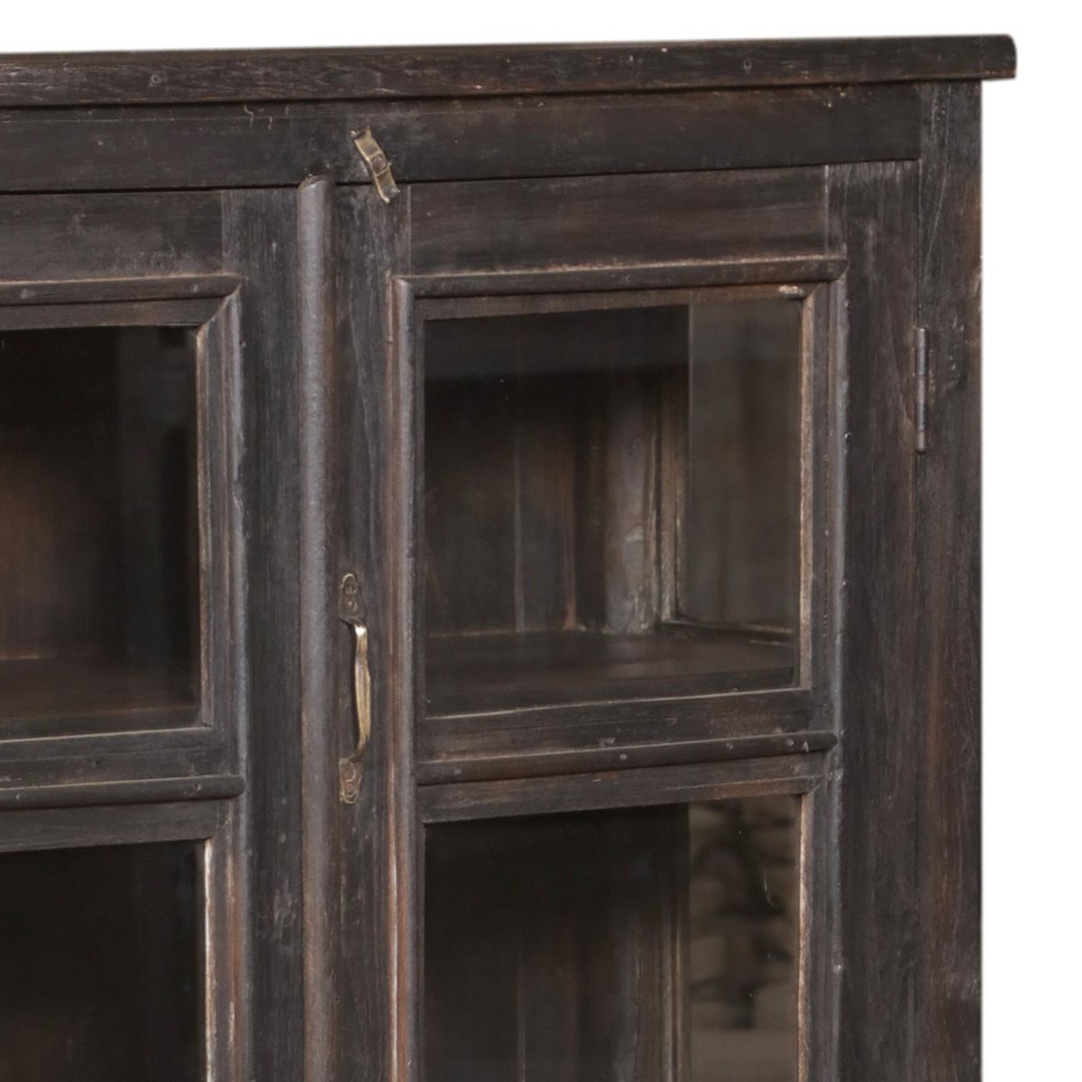 Detalj övre hörn – Vitrinskåp vintage DZ-001570
