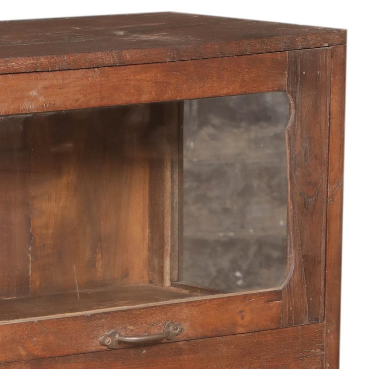 Detalj övre hörn – Vitrinskåp vintage DZ-001622